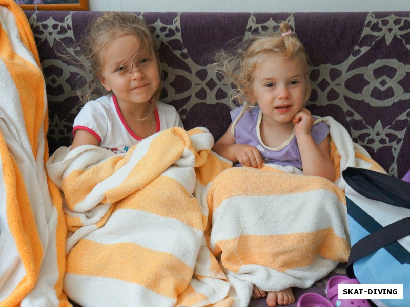 Костяшина Мария, Соленкова Василиса, спасенные из бури дети отогреваются под полотенцем