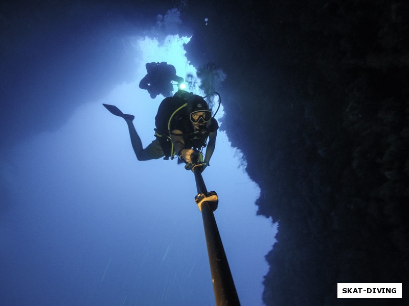 Романов Артем, под сводом арки Blue Hole, глубина 58 метров. Пробное погружение в режиме технодайва. За спиной 15-ти литровый воздух, на левом боку 6-ти литровый EAN52...