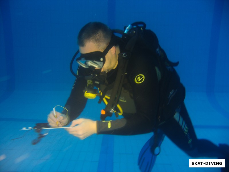 Гуторов Роман, выполняет упражнение по подводной навигации