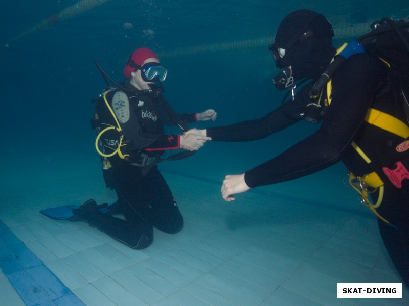 Королева Алина, Кирюхин Роман, инструктор поздравляет с успешным спуском под воду