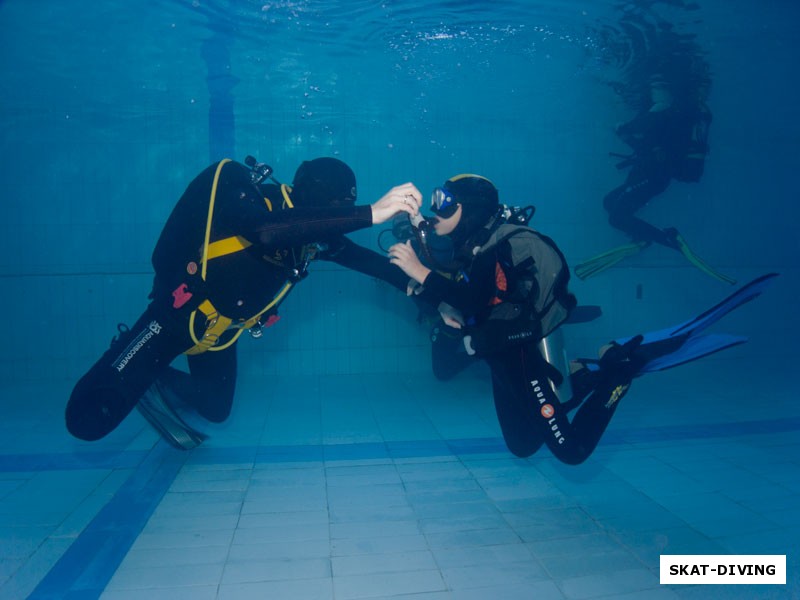 Кирюхин Роман, Коваленко Никита, инструктор спускает жилет, помогая уйти под воду