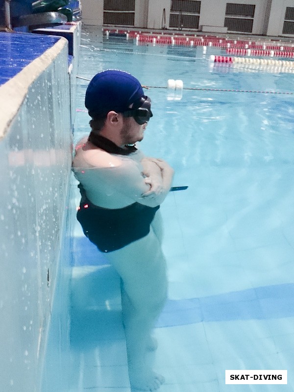 Казаков Никита, проплыл без ласт немногим меньше, чем плавает в ластах: 58 метров