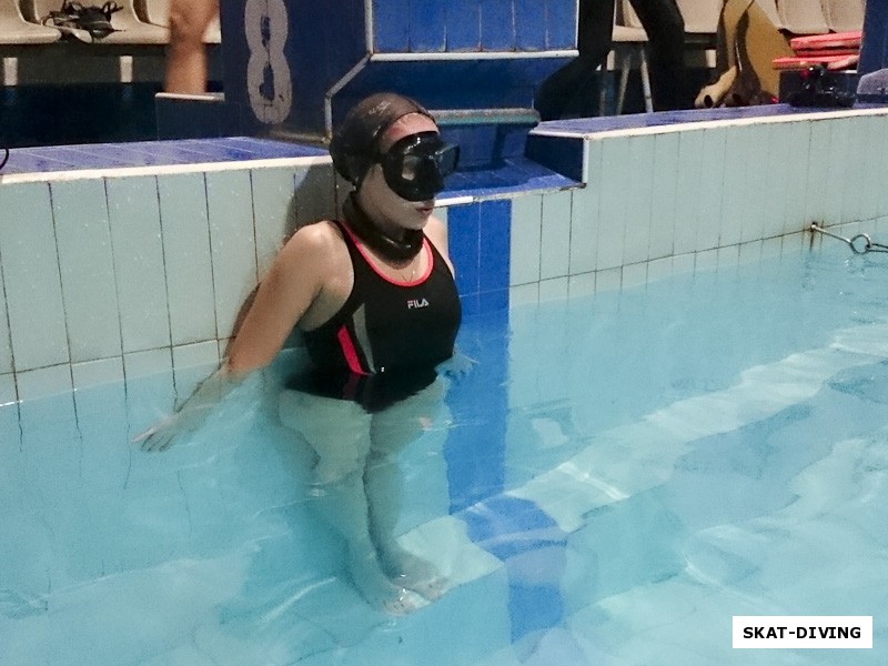 Гаврилина Анастасия, перед началом попытки, через несколько минут она выплывет у противоположного ботика бассейна, преодолев под водой 37.5 метров без ласт