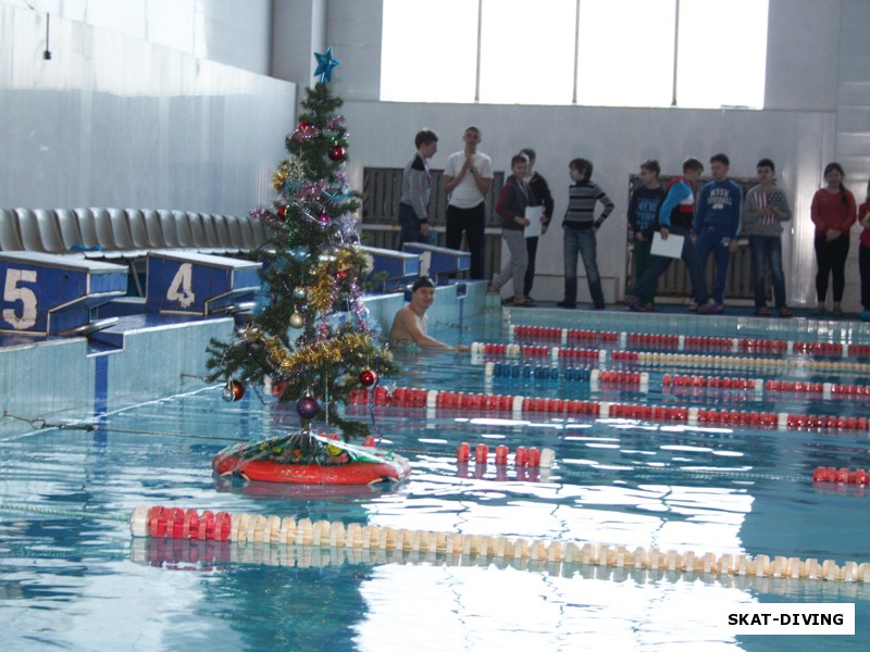 Перед награждением участников, по многолетней традиции пустили Новогоднюю Елку в свободное плавание по бассейну