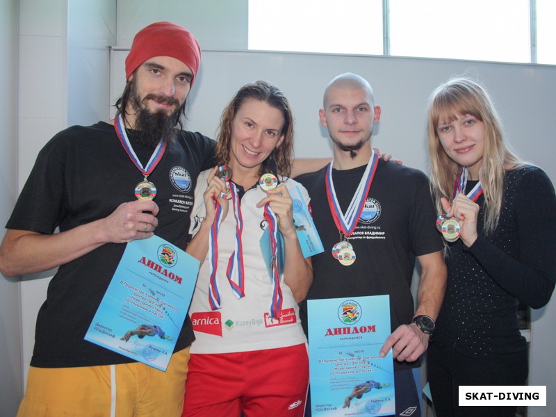 Романов Артем, Романова Марина, Шувалов Владимир, Лаар Элина, хоте сфоткаться сотрудниками клуба СКАТ, но Элина тоже присоединилась, быть может это не случайно? Кто знает...