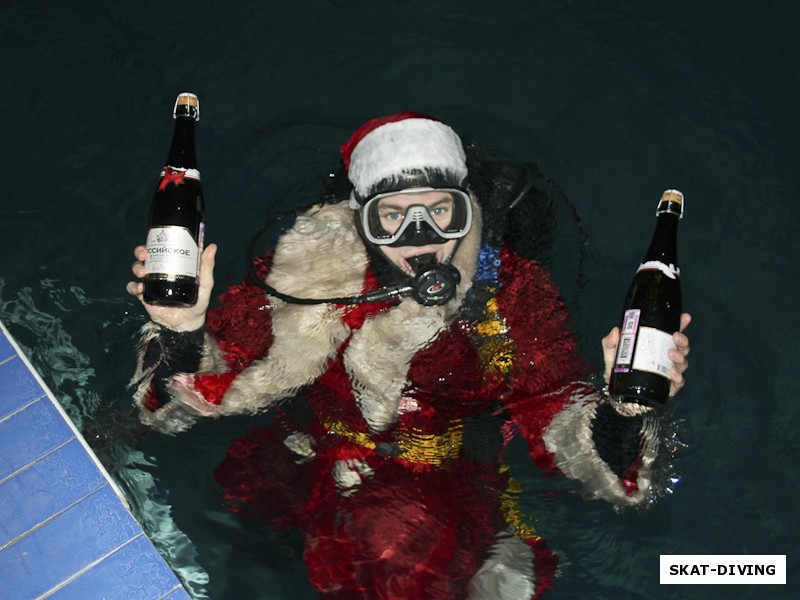 Кирюхин Роман, стандартные для России атрибуты нового года: Дед Мороз в красном костюме и шампанское