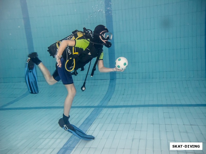 Гусейнов Максим, поражал своей энергичностью, вот и сейчас, забыв снять ласты, несется играть в подводный футбол