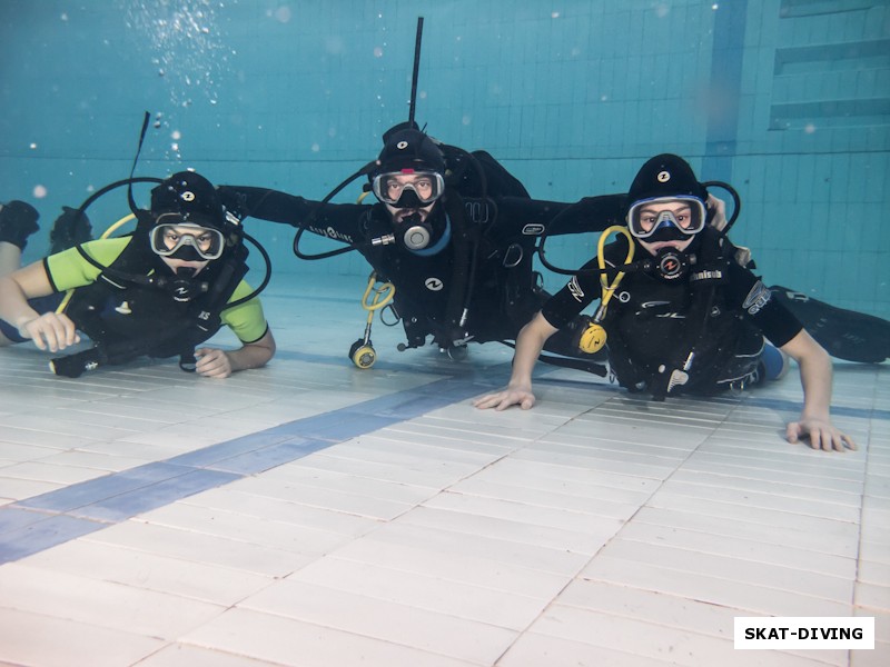 Гусейнов Максим, Романов Артем, Гусейнов Илья, перед тем как пойти изучать подводный мир бассейна фото на память