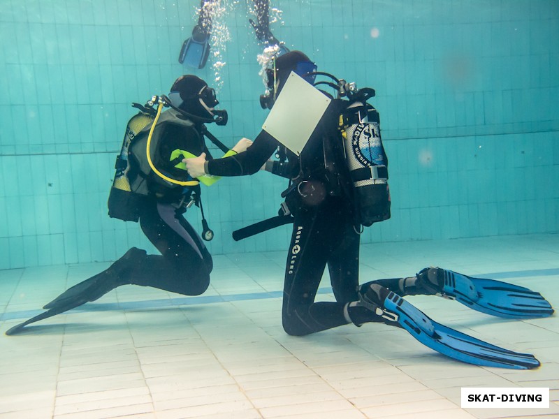 Барсукова Марина, Романов Артем, под чутким присмотром инструктора спускается под воду