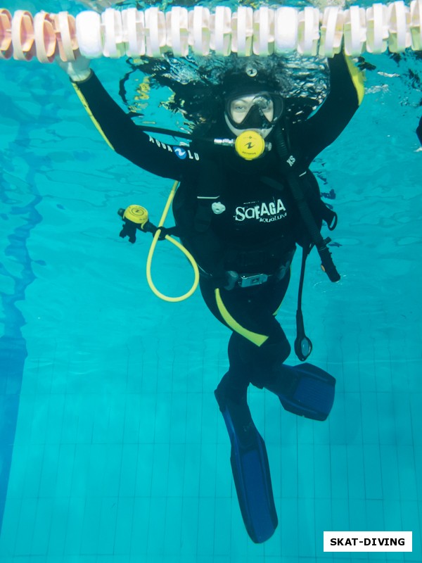 Серегина Анна, перед тем ка уйти под воду, начинающий дайвер лежит на поверхности и делая первые вдохи из акваланга наслаждается видом