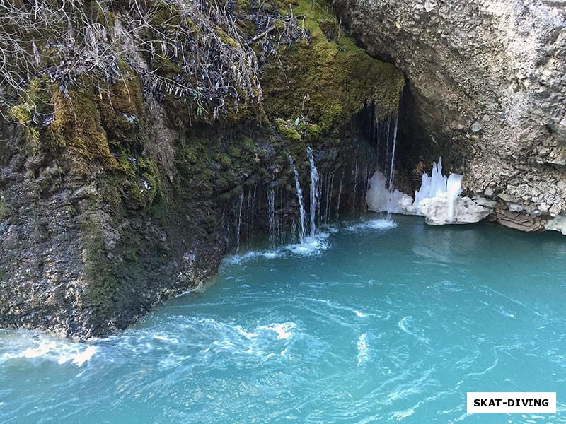 Река Чегем, стоит отметить, что в отличие от лета, когда вода в реках имеет мутно-серый оттенок, зимой она кажется кристально истой