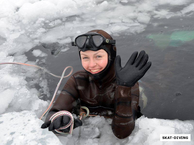 Маркина Марина, любительница фотографирования в позах экстремального подледного фридайвинга