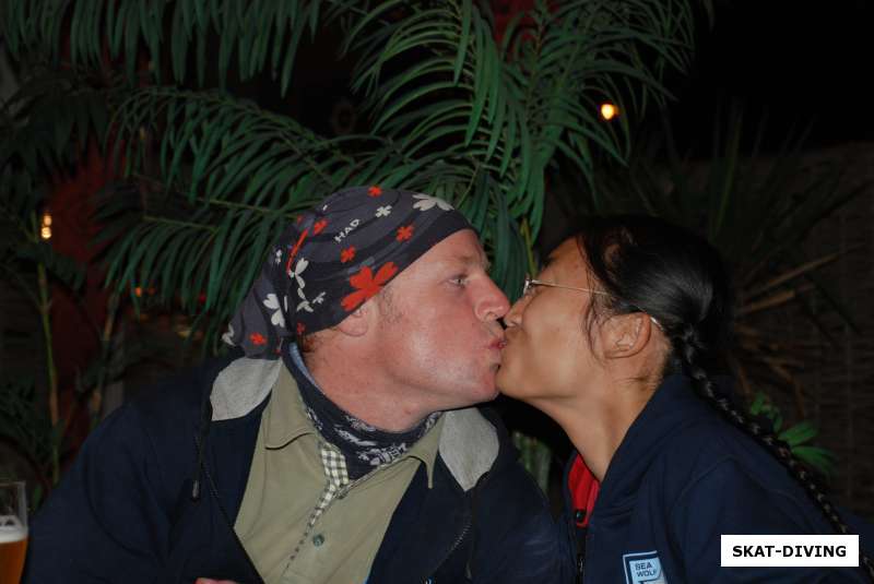 гид Мартин и девушка Шин целуются
