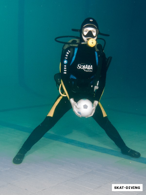 Валучева Наталья, подводная гимнастика, упражнение с мячом