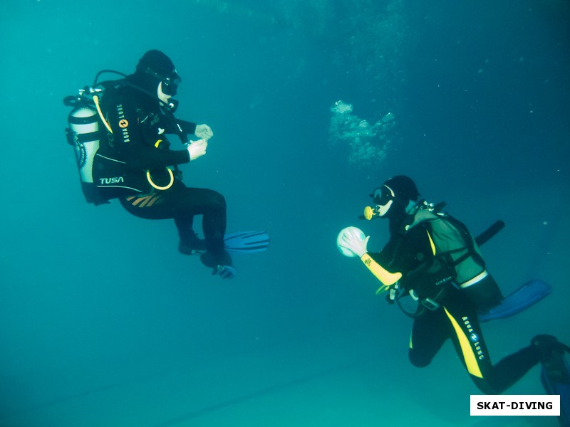 Валучев Григорий, Валучева Наталья, глубина бассейна почти пять метров, что позволяет делать такие фотографии