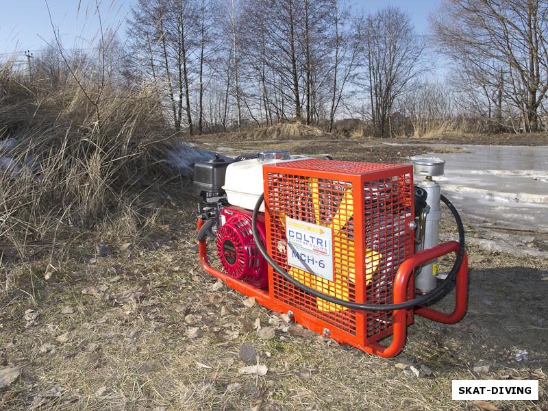 Дизельный компрессор COLTRI, делает белорусскую команду полностью автономной, позволяя забивать баллоны прямо на берегу водоема