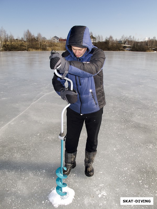 Спасов Дмитрий, делает первое отверстие во льду, в указанном месте. Маленькое отверстие во льду - первый шаг к будущей треугольной майне
