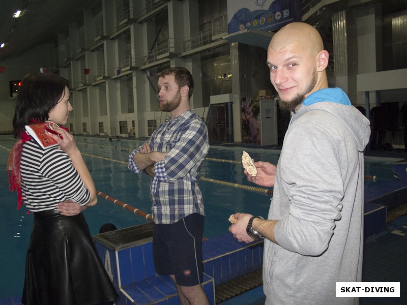 Полников Илья, Шувалов Владимир, да... даже на воде в бассейне шло потребление подарков