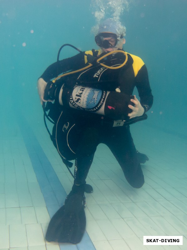 Понкратов Сергей, снять с себя акваланг тоже не проблема, когда нужно поправить баллон под водой