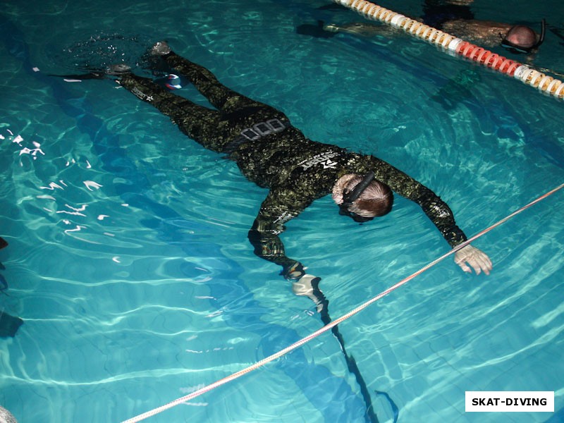 Правильное положение тела подводного охотника на воде