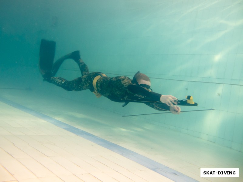 В упражнении БИАТЛОН необходимо было проплыть под водой 10 метров от зоны старта туда и обратно