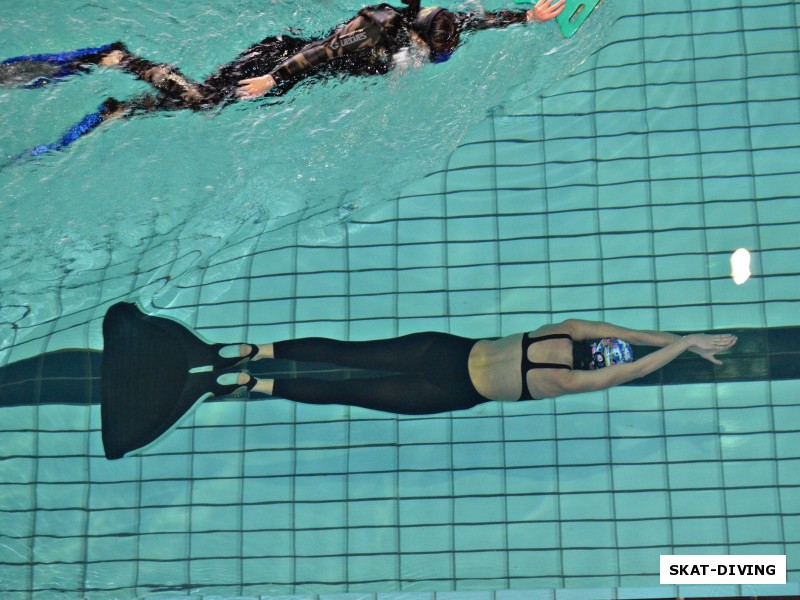Романова Марина, тренирует страхующих в плавании на скорость