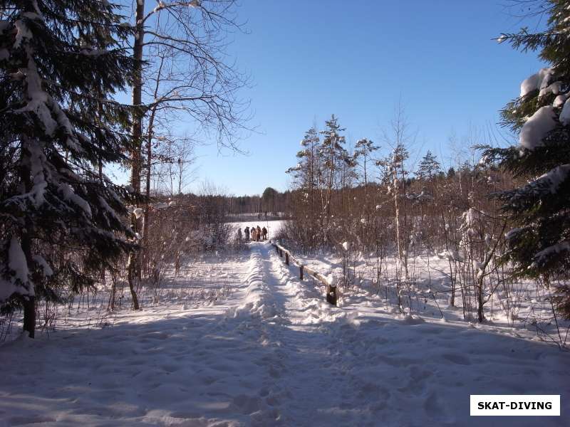 дорога к купели в озере