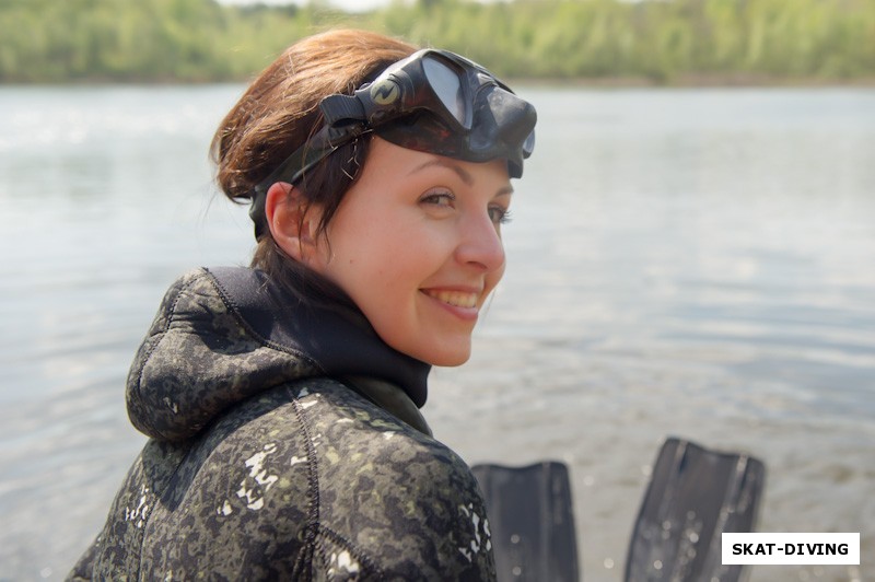 Мужественно вошла в холодную весеннюю воду вместе с отважными ребятами