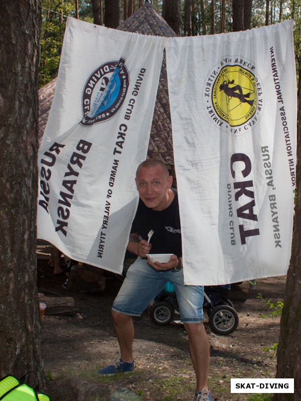 Надыкто Андрей, между клубных флагов с логотипами СКАТ и IANTD