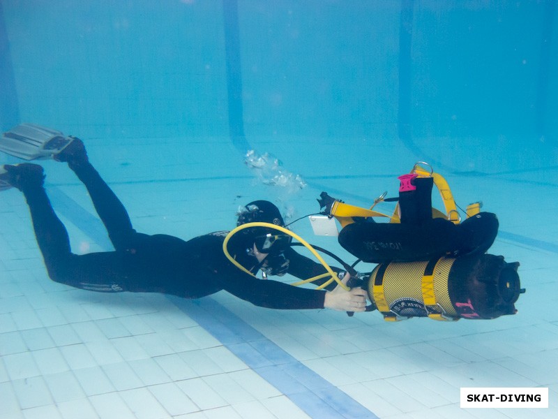 Кирюхин Роман, демонстрирует упражнение по плаванию со снятой скубой баллоном вперед, но это уже программа следующего курса - Advanced Open Water Diver!