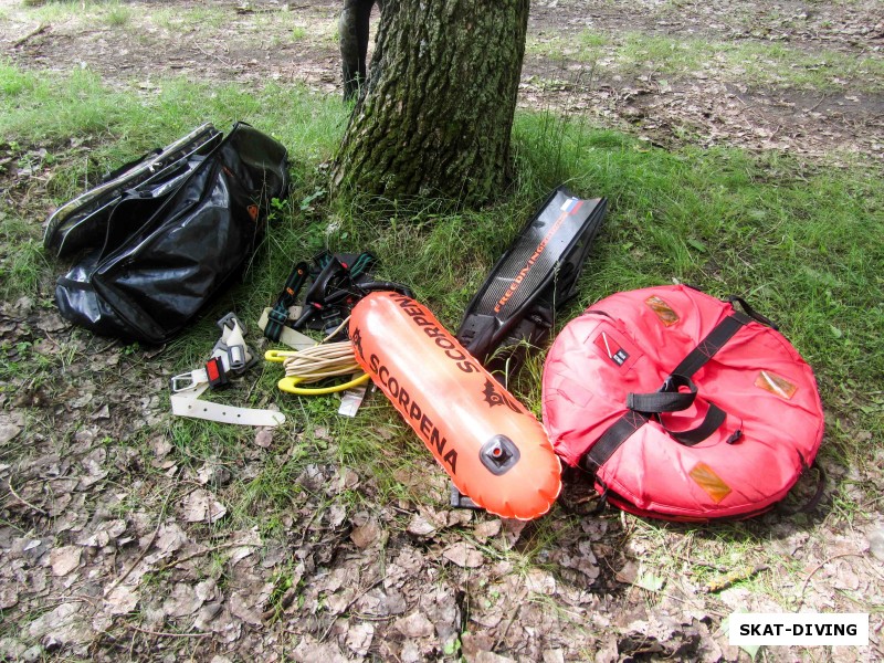 Подготовка снаряжения для приема у учеников «открытой воды» на реке