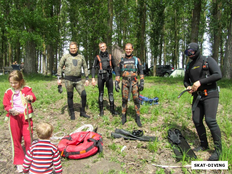 Иванова Богдана, Иванов Тимур, Родостовцев Владимир, Гирин Александр, Дунаев Максим, Чечуков Андрей, дети помогают большим дядям собрать все необходимое снаряжение