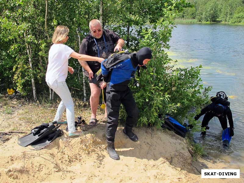 Вот альтернативный способ надевания снаряжения на водоеме: при помощи сочувствующих и сопереживающих. Но все же лучше самому и сидя!