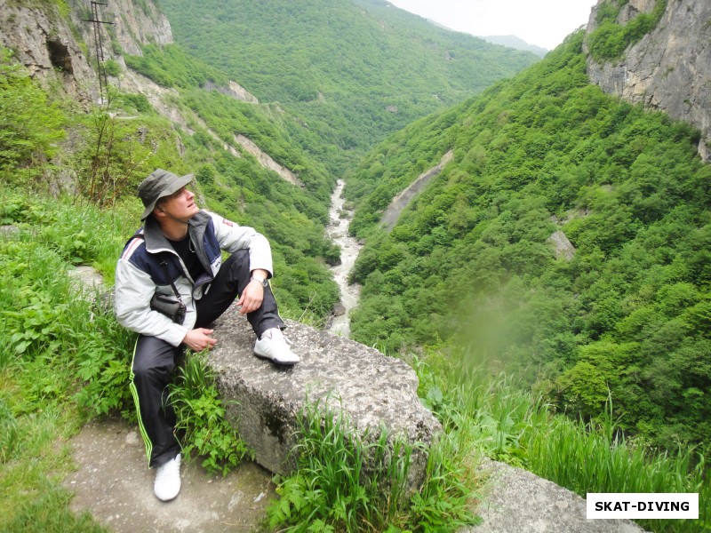 Разин Дмитрий, в каньоне, образованном двумя высоченными горами и рекой прогуливаешься по неширокой гравийной дороге по краю обрыва