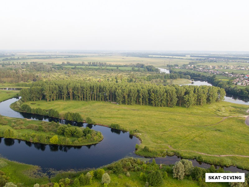 Место проведения Подводного Балагана - полуостров с лугом и тополиной рощей, омываемый сказочной рекой Сейм