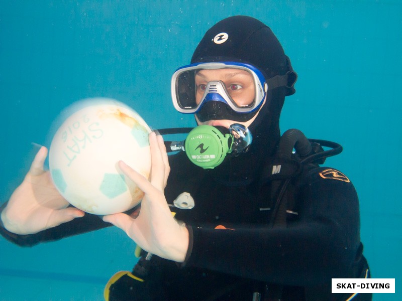Новикова Елена, игра в подводный мяч