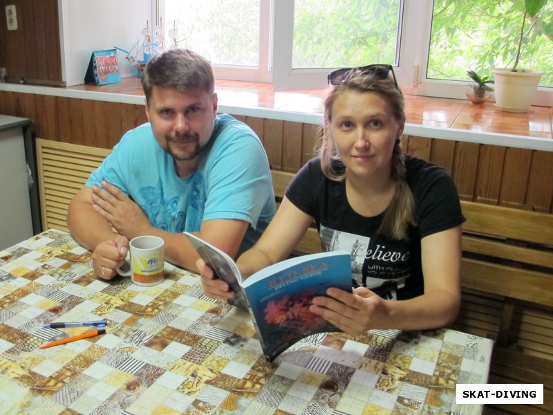 Антюхов Алексей, Новикова Елена, пока инструктор собирает акваланги, есть время выпить чая и обсудить первые впечатления о клубе