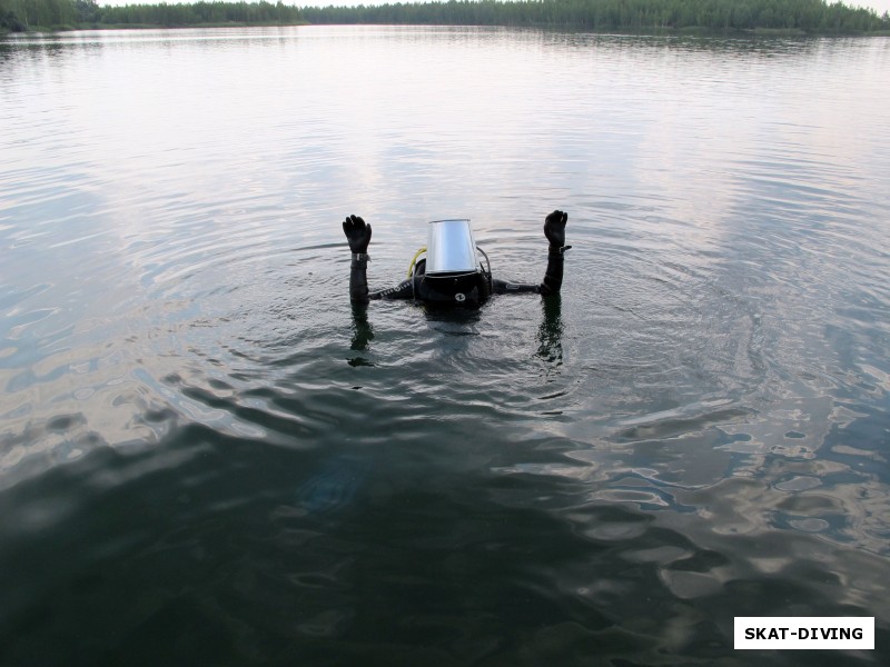 Зато пустое ведро защищало торчащее из воды снаряжение от ультрафиолета