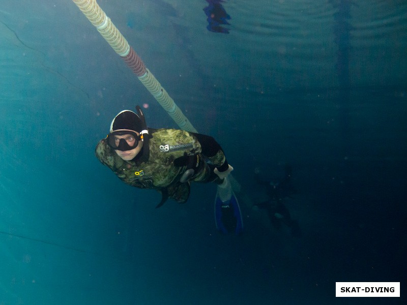 Пунин Алексей, проплывает на задержке дыхания дистанцию в 50 метров, для обеспечения безопасности сверху его контролирует напарник