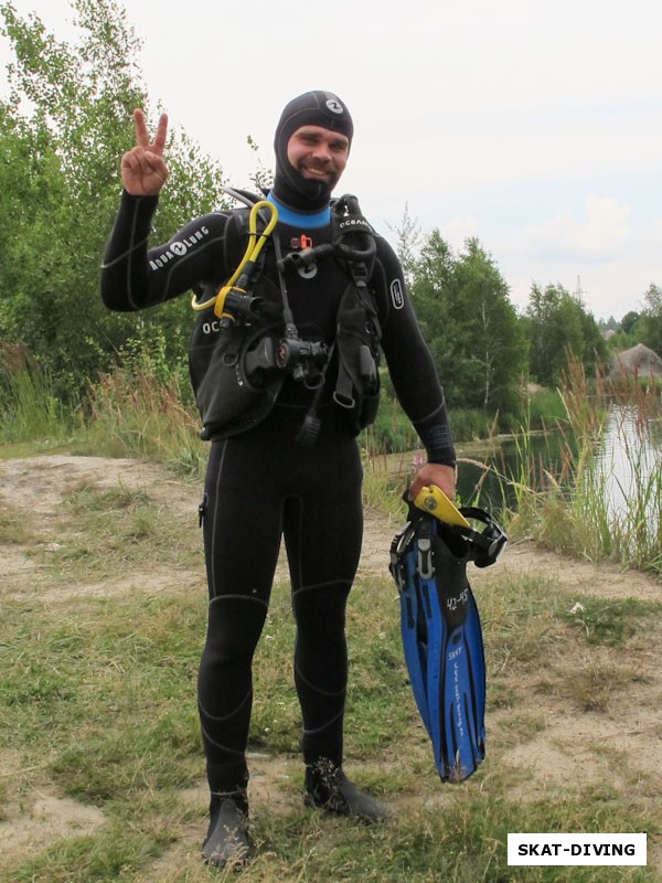 Дьячков Сергей, с улыбкой на лице и знаком «Мир на рифе» на руке