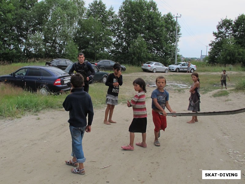Овсянников Сергей, вызвал много радости у местных цыганских детишек своим проходом с аквалангом