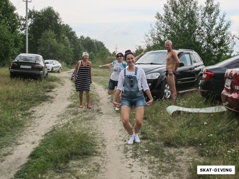 Романова Галина, Шайдт Ирина, ближе к вечеру народу в лагере становилось все больше и больше...