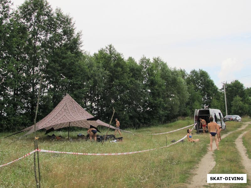 По приезду на берег Керамзитного карьера первым делом был организован шатер от солнца и дождя, странно как-то