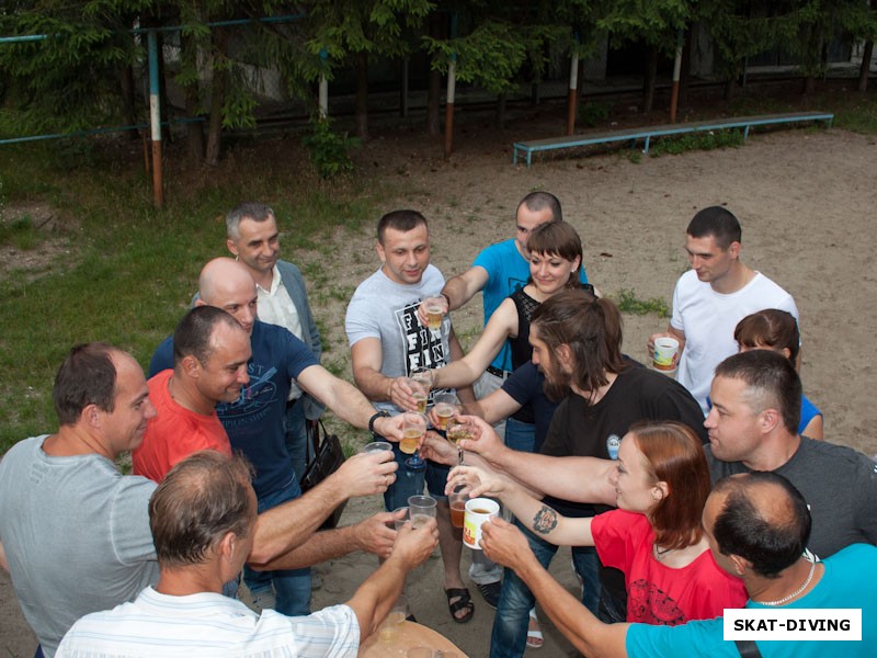 Чай, лимонад, сок, шампанское, вкуснейшее домашнее вино от семьи Голиковых наполняли бокалы, кружки и пластиковые стаканчики в этот вечер