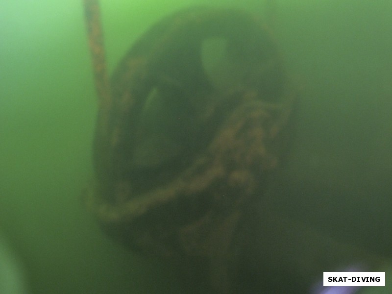 Где-то на глубине 10-ти метров можно найти и сам ковш, сделать там фото очень сложно, из-за темной и мало-прозрачной воды