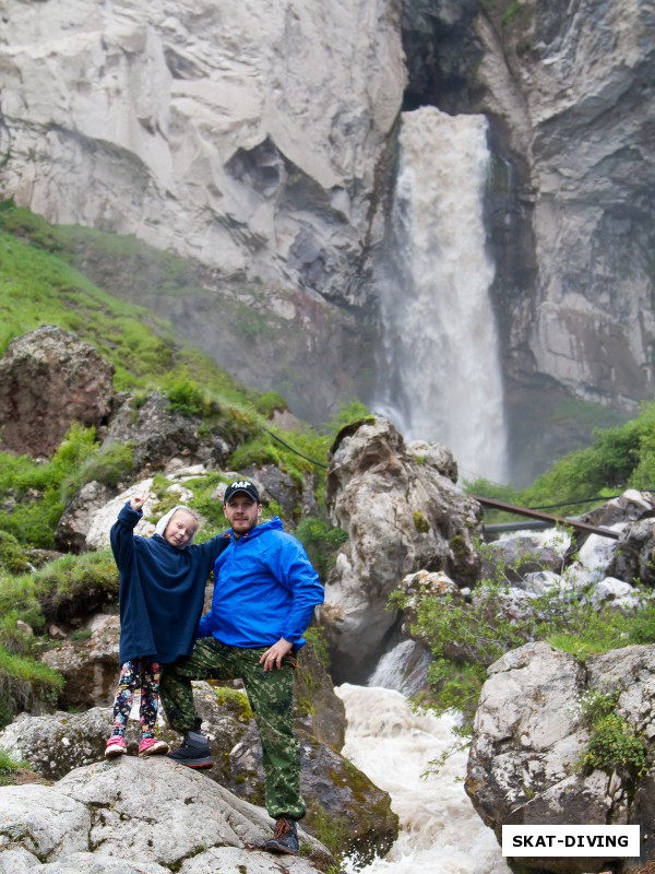 Жиленко Владимир, Медведева Софья, трудно представить более впечатляющий фон для совместного фото, чем водопады Джылы-Су