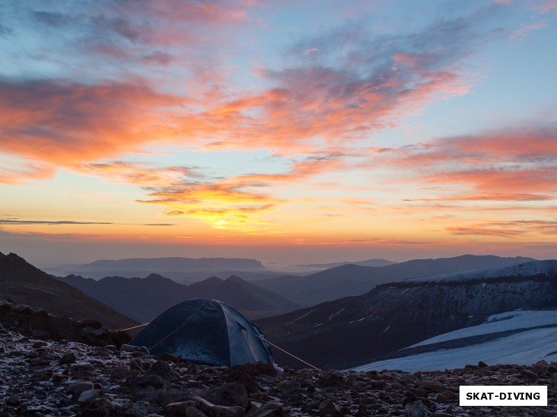 Вот такие виды можно увидеть на рассвете, выйдя из палатки. Перевал Балк-Баши, высота 3720 метров.