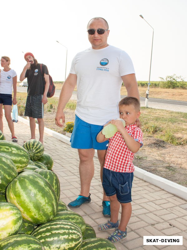 Татарников Денис, Татарников Тимофей, у палатки с фруктами рядом с трассой на Новороссийск. Тимофей пьет МАХИТО (безалкогольный), Артем на заднем плане жует грушу с закрытыми глазами