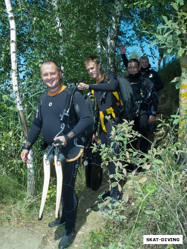 Зеленев Андрей, Зеленев Максим, Понкратов Сергей, Валучев Григорий, бывают и вот такие очереди из дайверов на право войти в воду