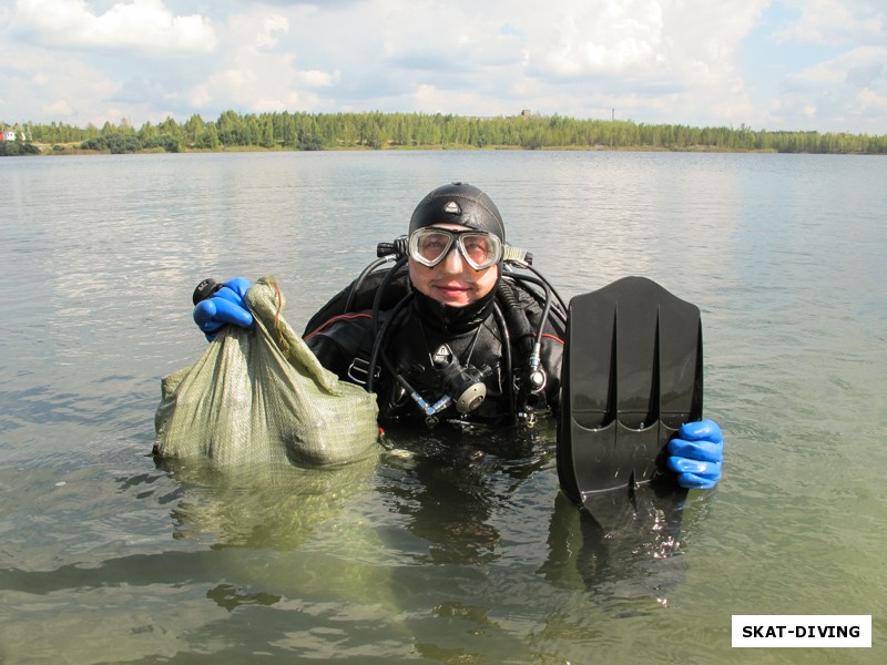 Гайдуков Максим, с очередным мусорным мешком поднятым со дна карьера